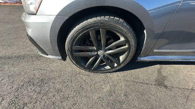 2017 Volkswagen Passat R-Line w/Comfort Pkg Auto