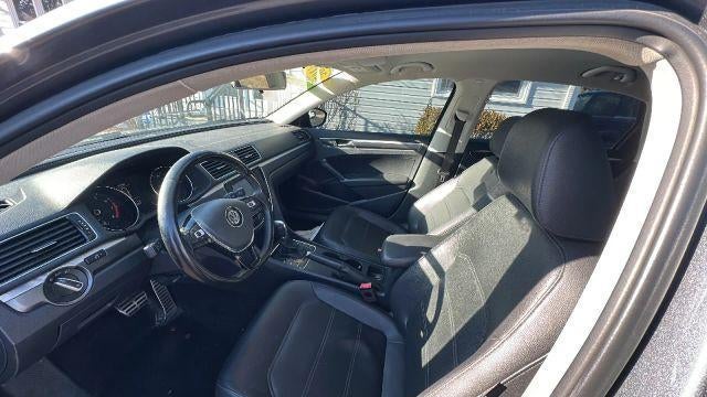 2017 Volkswagen Passat R-Line w/Comfort Pkg Auto